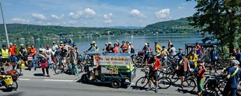 „Radspaß statt Abgas“: Fahrradparaden zum GTI-Felsen nach Reifnitz. Foto: Sabine Biedermann