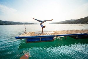 Yoga direkt am türkisblauen Wörthersee. Foto: Daniel Gollner/WRTG
